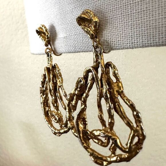 Vintage gold tone abstract modernist dangle clip on earrings - Picture 7 of 7